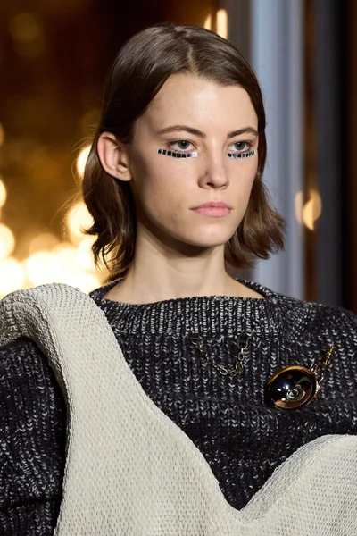 Look 10